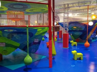 今年もあと僅かとなりました。冬休みも始まりましたが、比較的に空いております。寒い日も、楽しく遊びも運動もできますよ☆ ふるさと納税できます☆　年内まだ間に合うようですよー枠が余っている方はお得に如何でしょうか？（大阪河内長野店） てんとう虫パークは、年末もお正月も営業しております！営業時間が拡大されることと、料金が変わりますのでご注意くださいませ。 年末年始の営業時間（１２月２７日（土）～１月７日（水）） ・河内長野店（大阪） １２月２７日（土）、２８日（日）　朝７時 ～ 深夜２時まで １２月２９日（月）～ １月３日（土）　朝８時３０分 ～ 深夜２時まで １月　４日（日）　朝７時 ～ 深夜２時まで １月　５日（月）～ １月７日（水）　朝８時３０分 ～ 深夜２時まで ・藤枝店（静岡） １２月２７日（土）～ １月７日（水）　朝９時 ～ 深夜１時まで ・和歌山店 １２月２７日（土）～ １月　４日（日）　朝９時 ～ 深夜２３時まで（４日は、22時まで） １月　５日（月）～ １月　７日（水）　朝１０時 ～ 深夜２３時まで １月５日（月）～７日（水）は、週末料金です。 １２月２７日（土）～１月４日（日）まで、特別料金となります。例年のことながら宜しくお願い申し上げます。 まだまだ空きがございます！カラオケ・パーティールームで忘年会新年会クリスマス会など如何？ 食べ物、飲み物の持込が自由にできます！大人数ならお得に！10名様で1名様分の利用料金が無料！駐車場も無料！ 色んなスポーツもできます！ カラオケルーム（パーティールーム）のご案内 ・河内長野店（大阪）35部屋あります☆　　～15名部屋、～30名部屋、～100名部屋 お問合わせ　　０７２１－５２－０２２５ ・藤枝店（静岡）15室あります☆　～15名部屋、～40名部屋　　ボウリングもできる☆（＊靴代が別途必要） お問合わせ　　０５４－６４７－１１５０ ・和歌山店　　14室あります☆　～12名部屋、～25名部屋　　ボウリングもできる☆（＊靴代が別途必要） お問合わせ　　０７３－４７３－０５５４ トランポリンパークご利用予定の方は必ずお読みください！冬休みもくれぐれも怪我の無い様に注意しましょう！ 当店トランポリン利用におきまして、ほとんどの方には関係がないのですが、残念ながら、数万人分の1人、数十万人分の1人の方が、ルールを守らない方や通常の使い方と違った使用による大怪我が発生しております。 事故怪我の防止のため、そのようなルールを守らない迷惑行為などにつきましては、友達などグループ全員退場と罰則金の実施を予定しております。 初めて利用される方の怪我が多く発生しております。ルールを軽視したり、ご自身の年齢や体格、運動能力に合わない無理無茶なことはおやめください。後で後悔されます。 また当施設トランポリンの利用に少しでも不安のある方は、利用をお止めください。他のスポーツやカラオケなどのアイテムも多くございます。 皆さまの「目」によって防げる事故や怪我もございます。設備の故障・不良やルール違反など迷惑行為は、利用者の方への注意喚起とお近くのスタッフへの通報にご協力をお願い申し上げます。 トランポリン利用時はケガに十分ご注意ください！2016年1月開業当初より、利用ルール確認と記名サインが必須となっております。重複してルールの説明も実施中です。利用の際は、ルール厳守はもちろんのこと、周りへの配慮とゆとりをもって安全第一でお願い致します。 和歌山店キッズ専用エリアもあります☆運動不足に☆体育できます～スポーツコート和歌山店、河内長野店☆クライミング（和歌山）キッズ専用コーナ（和歌山）和歌山店　屋内ぬくぬく・・・トランポリン最新機種DAM　WAOあります☆（大阪河内長野店）ふるさと納税まだ間に合います☆